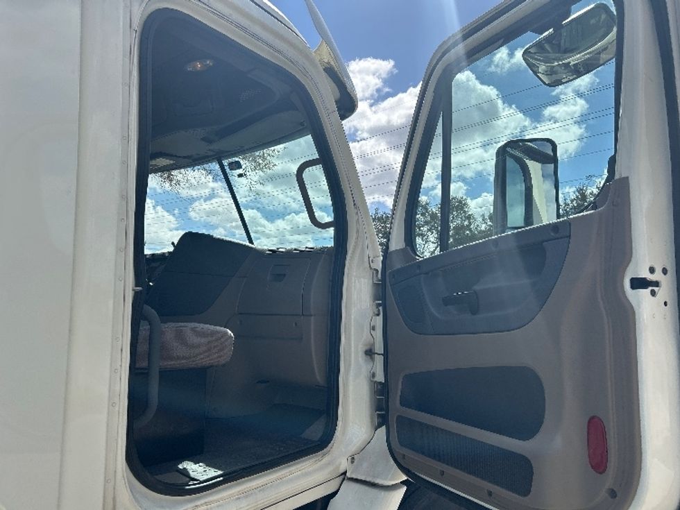 Day Cab Tractor-Heavy Duty Tractors-Freightliner-2017-Cascadia 11342ST-Ocala-FL-477,599\n\t\tmiles-$ 23,000 - Image 12