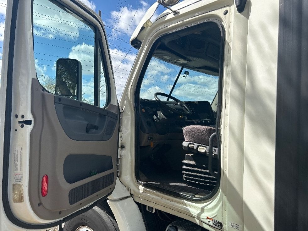 Day Cab Tractor-Heavy Duty Tractors-Freightliner-2017-Cascadia 11342ST-Ocala-FL-477,599\n\t\tmiles-$ 23,000 - Image 9