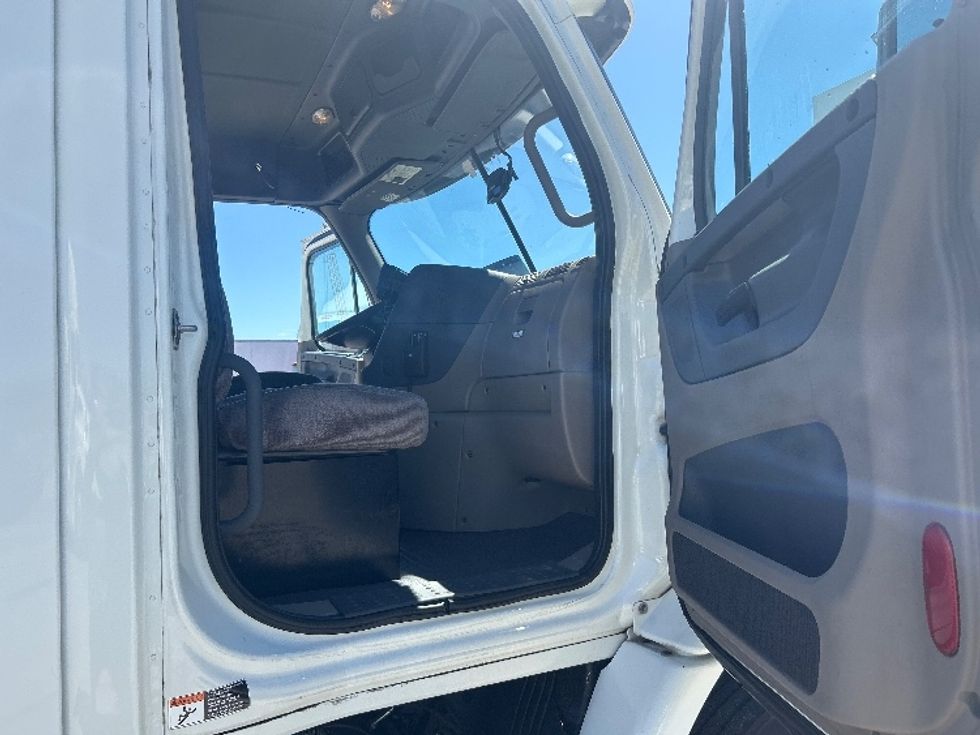 Day Cab Tractor-Heavy Duty Tractors-Freightliner-2017-Cascadia 11342ST-Orlando-FL-446,218\n\t\tmiles-$ 27,750 - Image 12