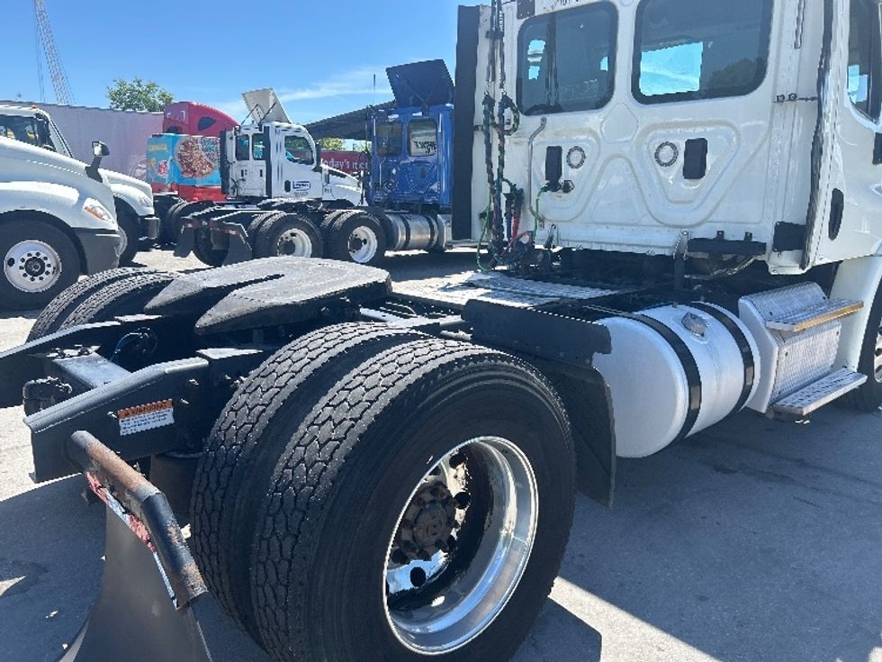 Day Cab Tractor-Heavy Duty Tractors-Freightliner-2017-Cascadia 11342ST-Orlando-FL-446,218\n\t\tmiles-$ 27,750 - Image 17