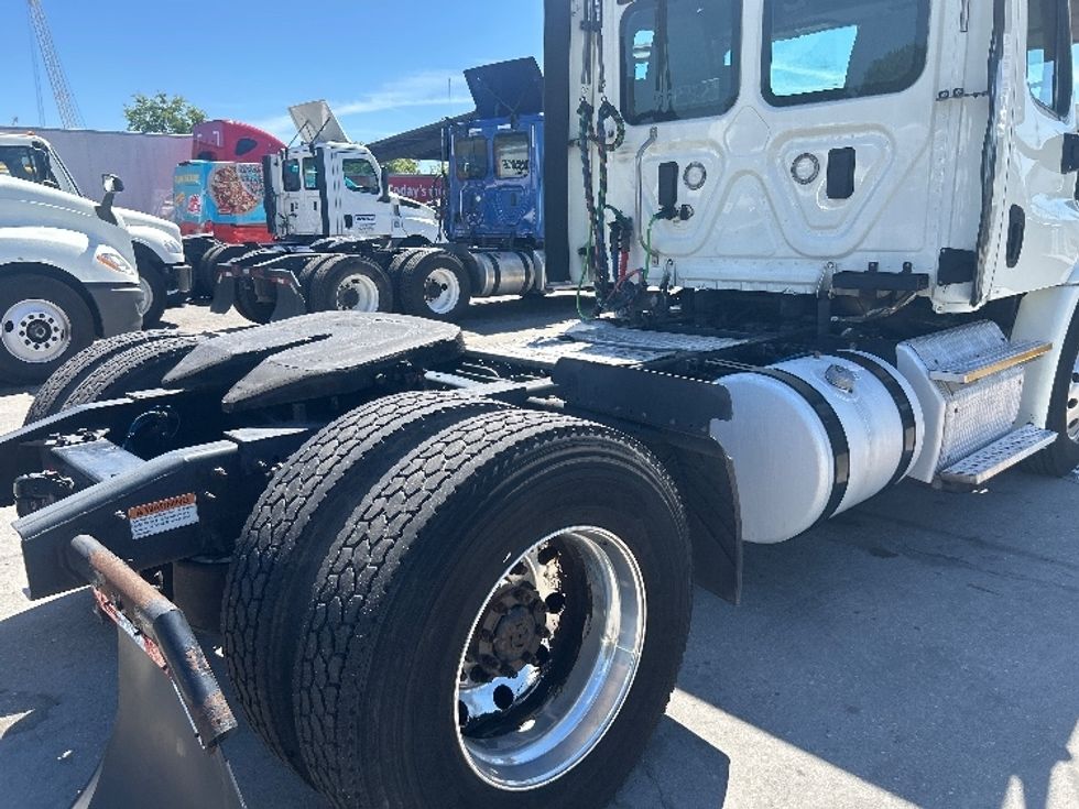 Day Cab Tractor-Heavy Duty Tractors-Freightliner-2017-Cascadia 11342ST-Orlando-FL-446,218\n\t\tmiles-$ 27,750 - Image 18