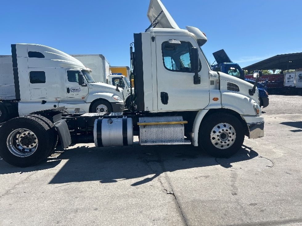 Day Cab Tractor-Heavy Duty Tractors-Freightliner-2017-Cascadia 11342ST-Orlando-FL-446,218\n\t\tmiles-$ 27,750 - Image 8