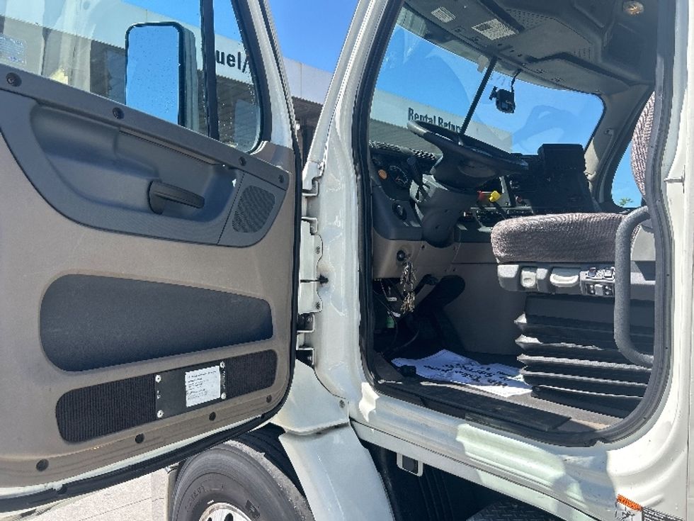 Day Cab Tractor-Heavy Duty Tractors-Freightliner-2017-Cascadia 11342ST-Orlando-FL-446,218\n\t\tmiles-$ 27,750 - Image 9