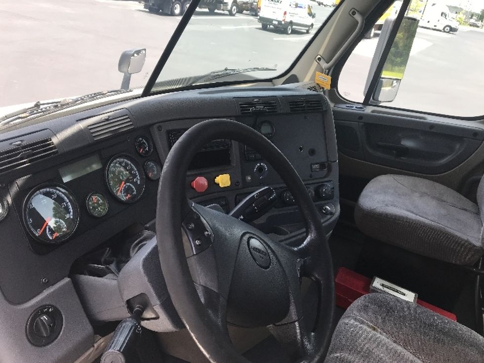 Day Cab Tractor-Heavy Duty Tractors-Freightliner-2017-Cascadia 11342ST-Pensacola-FL-441,027\n\t\tmiles-$ 28,000 - Image 10