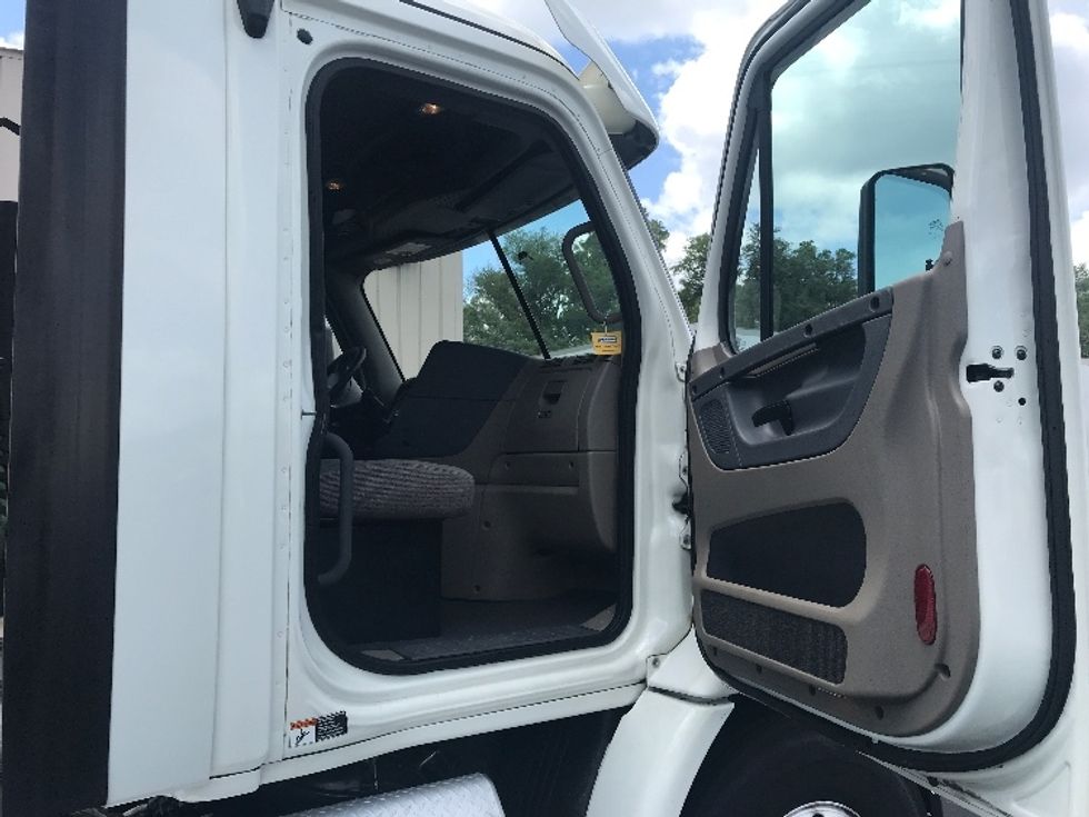 Day Cab Tractor-Heavy Duty Tractors-Freightliner-2017-Cascadia 11342ST-Pensacola-FL-441,027\n\t\tmiles-$ 28,000 - Image 12