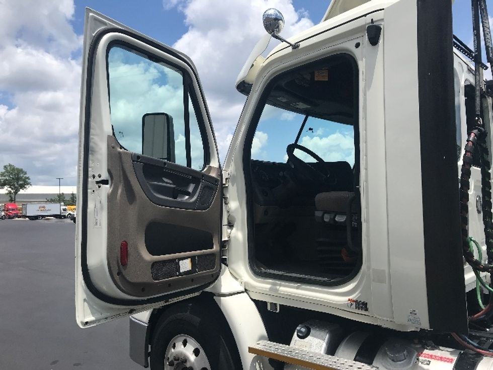 Day Cab Tractor-Heavy Duty Tractors-Freightliner-2017-Cascadia 11342ST-Pensacola-FL-441,027\n\t\tmiles-$ 28,000 - Image 9