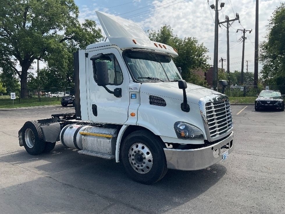 Day Cab Tractor-Heavy Duty Tractors-Freightliner-2017-Cascadia 11342ST-Plymouth-MI-376,349\n\t\tmiles-$ 26,750 - Image 1