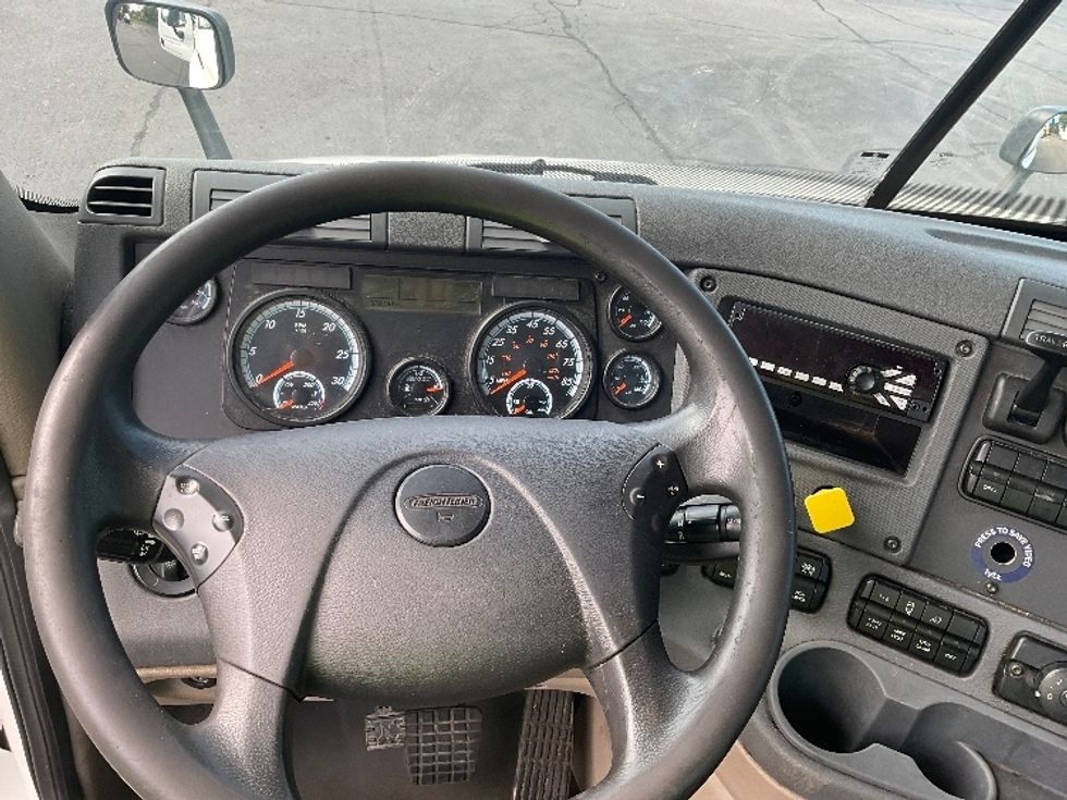 Day Cab Tractor-Heavy Duty Tractors-Freightliner-2017-Cascadia 11342ST-Plymouth-MI-376,349\n\t\tmiles-$ 26,750 - Image 11