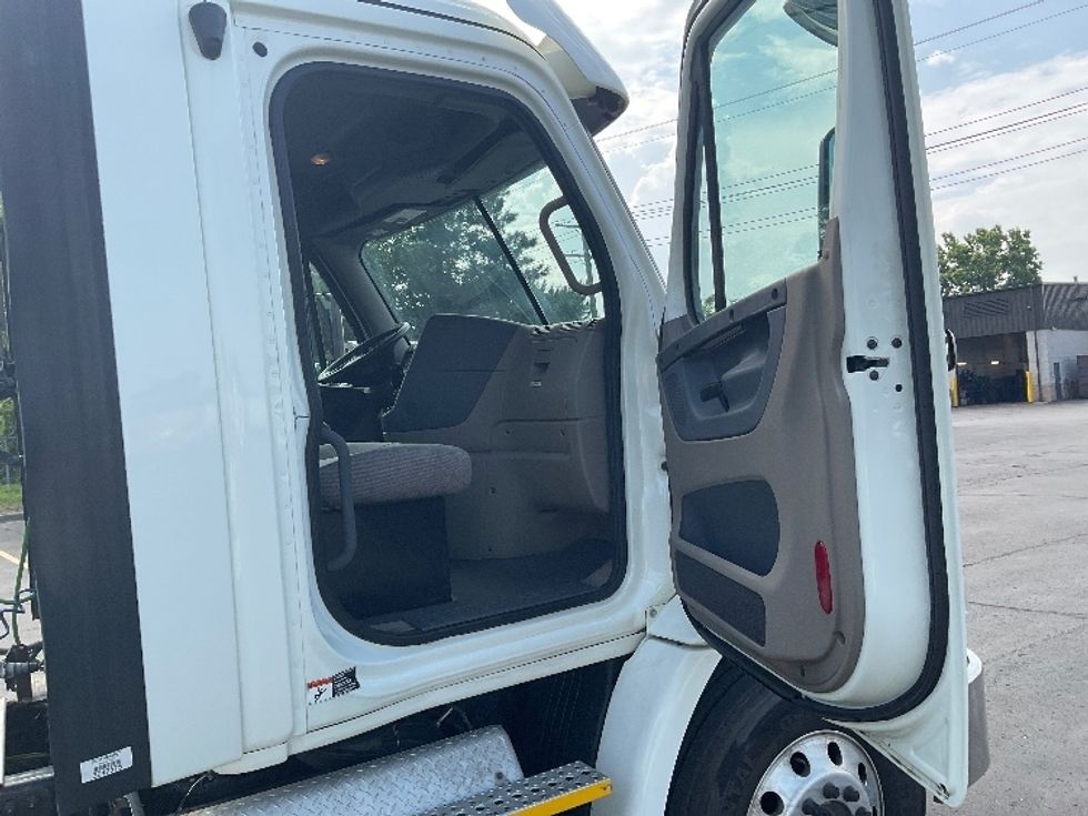 Day Cab Tractor-Heavy Duty Tractors-Freightliner-2017-Cascadia 11342ST-Plymouth-MI-376,349\n\t\tmiles-$ 26,750 - Image 12