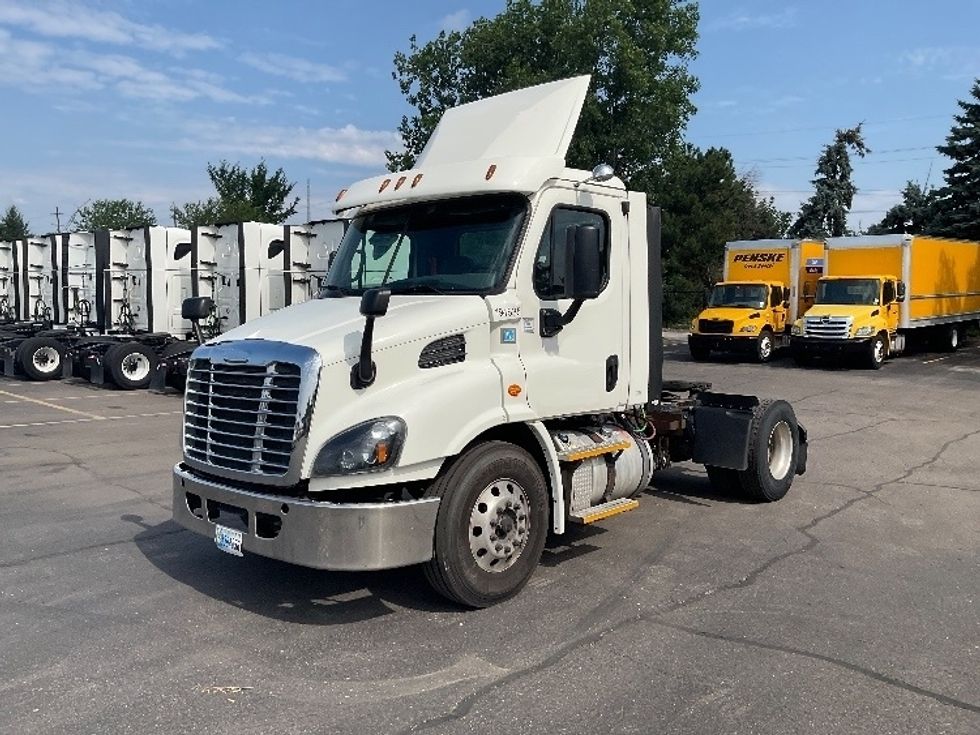 Day Cab Tractor-Heavy Duty Tractors-Freightliner-2017-Cascadia 11342ST-Plymouth-MI-376,349\n\t\tmiles-$ 26,750 - Image 3