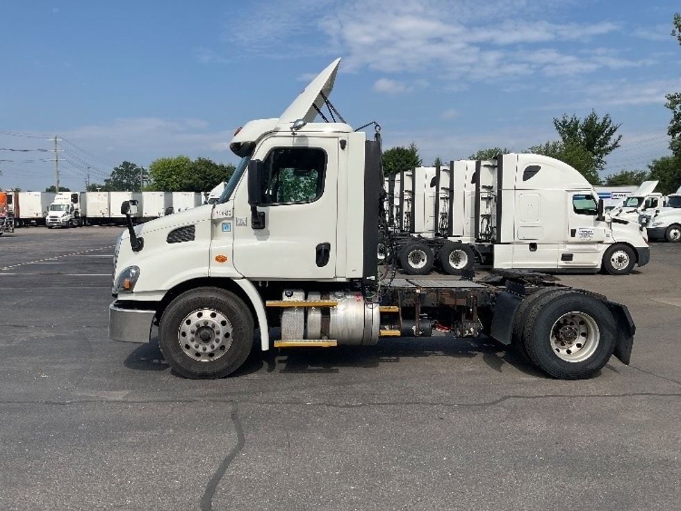 Day Cab Tractor-Heavy Duty Tractors-Freightliner-2017-Cascadia 11342ST-Plymouth-MI-376,349\n\t\tmiles-$ 26,750 - Image 4