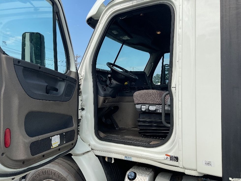 Day Cab Tractor-Heavy Duty Tractors-Freightliner-2017-Cascadia 11342ST-Plymouth-MI-376,349\n\t\tmiles-$ 26,750 - Image 9
