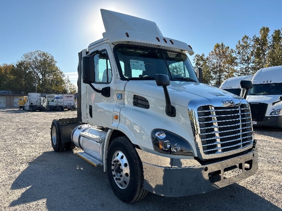 Day Cab Tractor-Heavy Duty Tractors-Freightliner-2017-Cascadia 11342ST-Poplar Bluff-MO-388,736\n\t\tmiles-$ 28,500 - Image 1