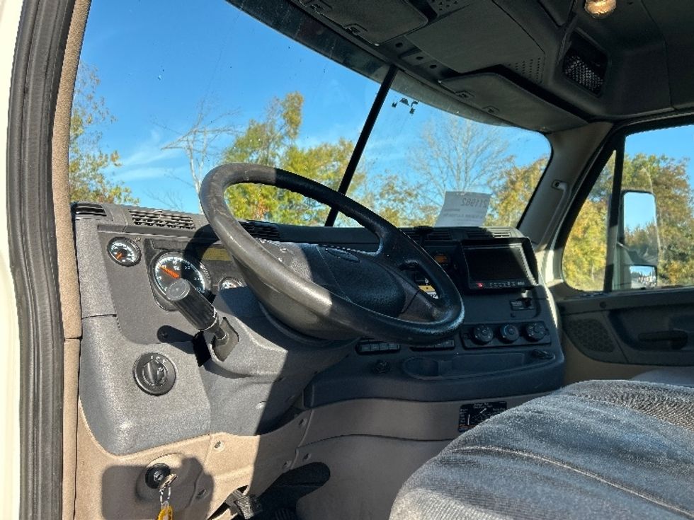 Day Cab Tractor-Heavy Duty Tractors-Freightliner-2017-Cascadia 11342ST-Poplar Bluff-MO-388,736\n\t\tmiles-$ 28,500 - Image 10