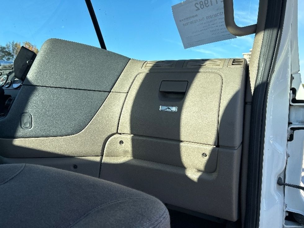 Day Cab Tractor-Heavy Duty Tractors-Freightliner-2017-Cascadia 11342ST-Poplar Bluff-MO-388,736\n\t\tmiles-$ 28,500 - Image 13