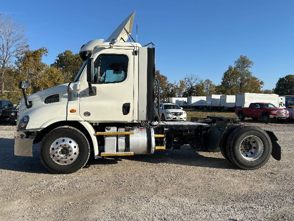 Day Cab Tractor-Heavy Duty Tractors-Freightliner-2017-Cascadia 11342ST-Poplar Bluff-MO-388,736\n\t\tmiles-$ 28,500 - Image 4