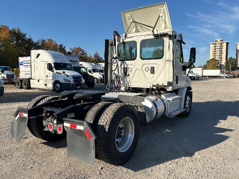 Day Cab Tractor-Heavy Duty Tractors-Freightliner-2017-Cascadia 11342ST-Poplar Bluff-MO-388,736\n\t\tmiles-$ 28,500 - Image 7