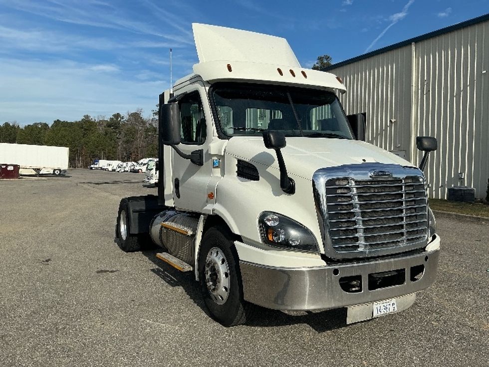 Day Cab Tractor-Heavy Duty Tractors-Freightliner-2017-Cascadia 11342ST-Prince George-VA-389,256\n\t\tmiles-$ 26,500 - Image 1