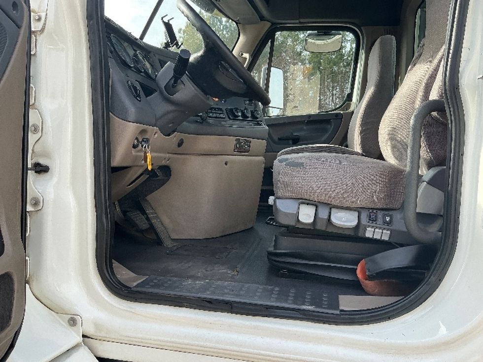 Day Cab Tractor-Heavy Duty Tractors-Freightliner-2017-Cascadia 11342ST-Prince George-VA-389,256\n\t\tmiles-$ 26,500 - Image 10