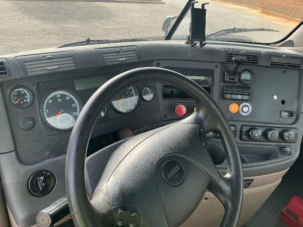Day Cab Tractor-Heavy Duty Tractors-Freightliner-2017-Cascadia 11342ST-Prince George-VA-389,256\n\t\tmiles-$ 26,500 - Image 11