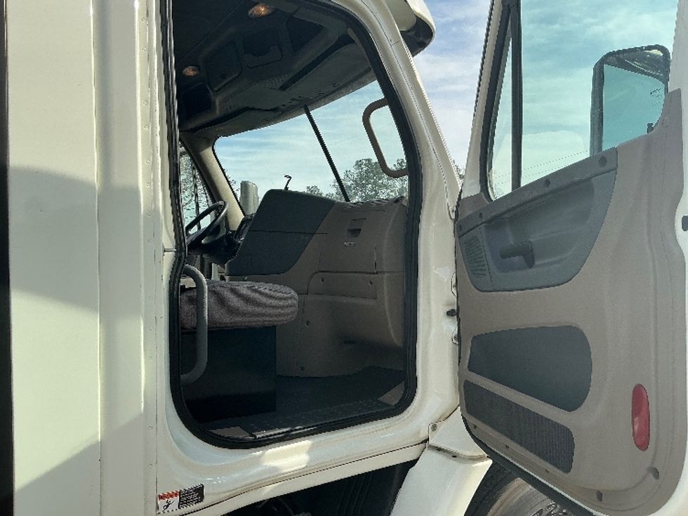 Day Cab Tractor-Heavy Duty Tractors-Freightliner-2017-Cascadia 11342ST-Prince George-VA-389,256\n\t\tmiles-$ 26,500 - Image 12