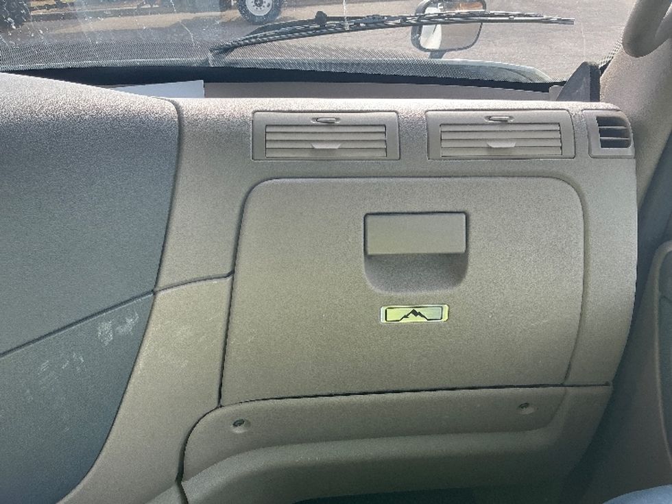 Day Cab Tractor-Heavy Duty Tractors-Freightliner-2017-Cascadia 11342ST-Prince George-VA-389,256\n\t\tmiles-$ 26,500 - Image 13