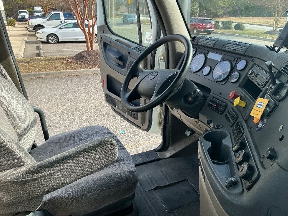 Day Cab Tractor-Heavy Duty Tractors-Freightliner-2017-Cascadia 11342ST-Prince George-VA-389,256\n\t\tmiles-$ 26,500 - Image 14