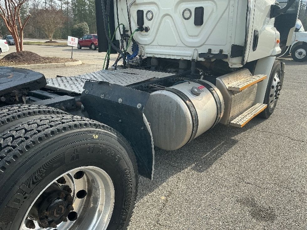 Day Cab Tractor-Heavy Duty Tractors-Freightliner-2017-Cascadia 11342ST-Prince George-VA-389,256\n\t\tmiles-$ 26,500 - Image 17