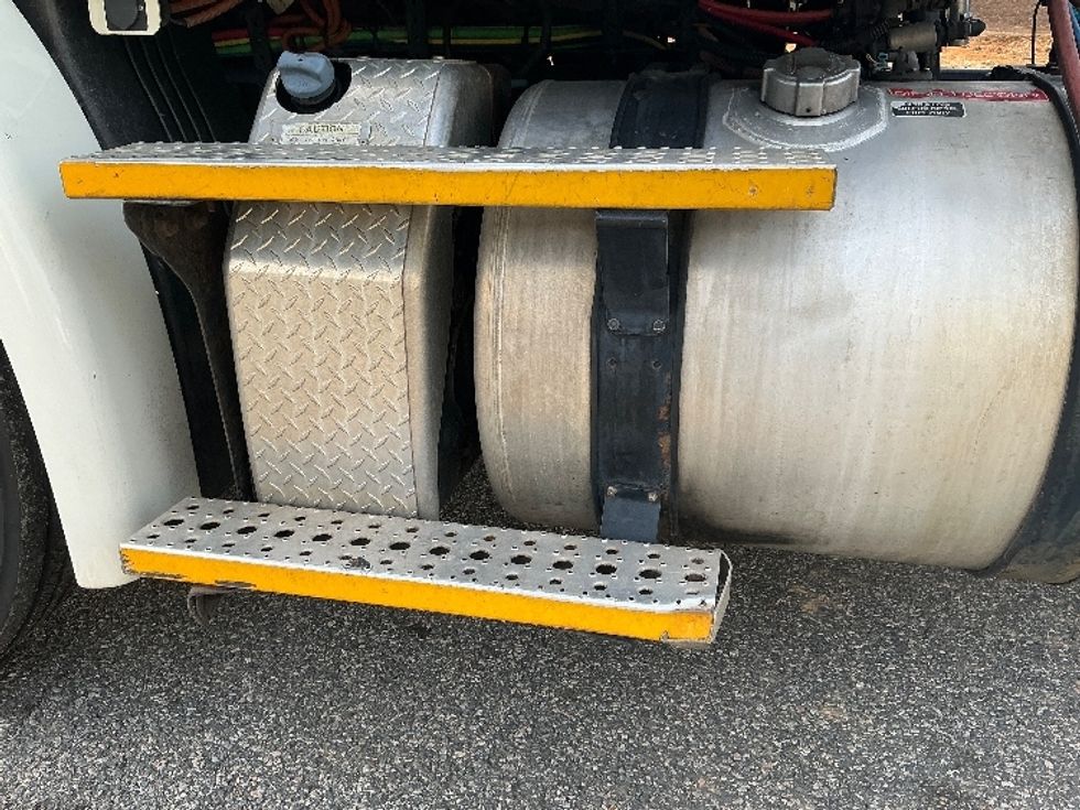 Day Cab Tractor-Heavy Duty Tractors-Freightliner-2017-Cascadia 11342ST-Prince George-VA-389,256\n\t\tmiles-$ 26,500 - Image 21