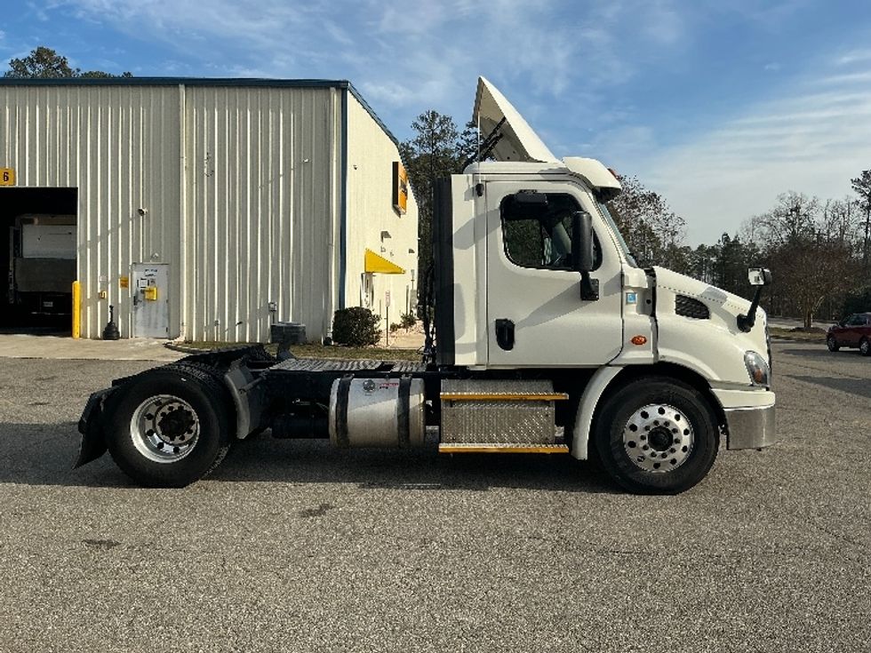 Day Cab Tractor-Heavy Duty Tractors-Freightliner-2017-Cascadia 11342ST-Prince George-VA-389,256\n\t\tmiles-$ 26,500 - Image 8