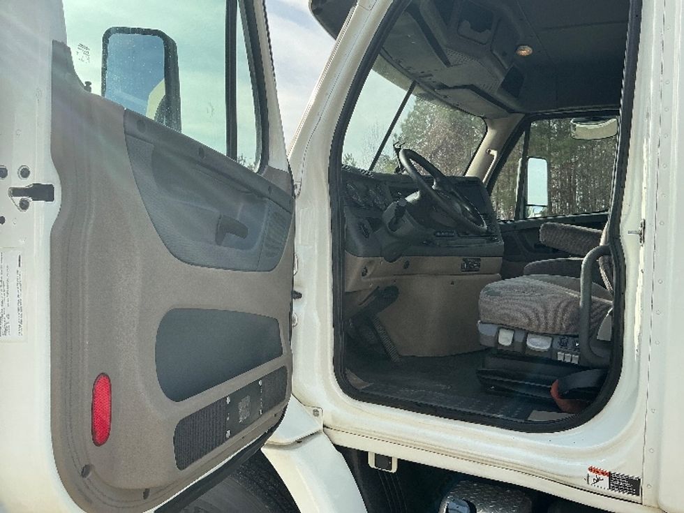 Day Cab Tractor-Heavy Duty Tractors-Freightliner-2017-Cascadia 11342ST-Prince George-VA-389,256\n\t\tmiles-$ 26,500 - Image 9