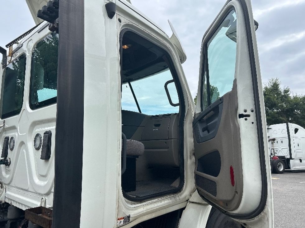Day Cab Tractor-Heavy Duty Tractors-Freightliner-2017-Cascadia 11342ST-Prince George-VA-529,476\n\t\tmiles-$ 19,750 - Image 12