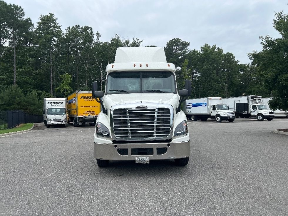 Day Cab Tractor-Heavy Duty Tractors-Freightliner-2017-Cascadia 11342ST-Prince George-VA-529,476\n\t\tmiles-$ 19,750 - Image 2