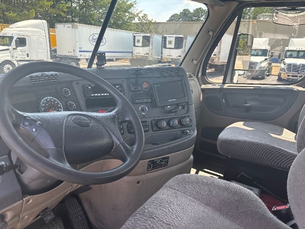 Day Cab Tractor-Heavy Duty Tractors-Freightliner-2017-Cascadia 11342ST-Prince George-VA-582,523\n\t\tmiles-$ 19,250 - Image 10