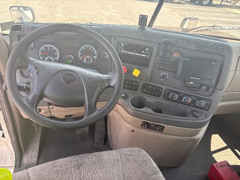 Day Cab Tractor-Heavy Duty Tractors-Freightliner-2017-Cascadia 11342ST-Prince George-VA-582,523\n\t\tmiles-$ 19,250 - Image 11
