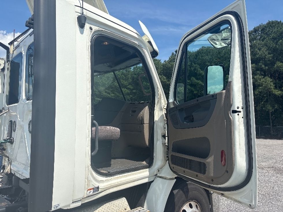 Day Cab Tractor-Heavy Duty Tractors-Freightliner-2017-Cascadia 11342ST-Prince George-VA-582,523\n\t\tmiles-$ 19,250 - Image 12
