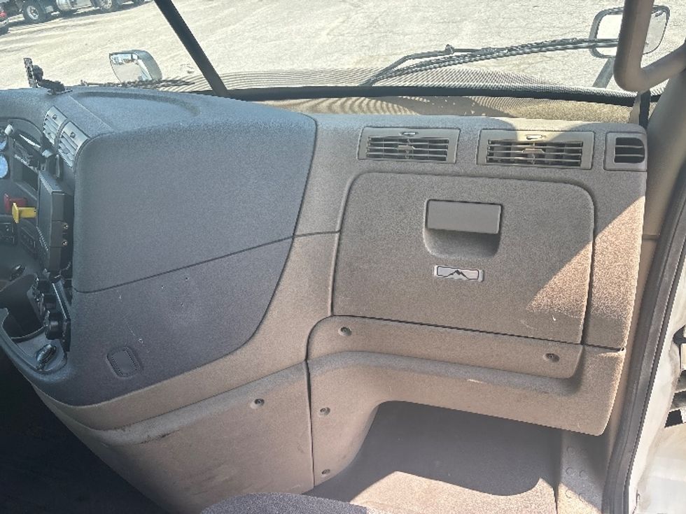 Day Cab Tractor-Heavy Duty Tractors-Freightliner-2017-Cascadia 11342ST-Prince George-VA-582,523\n\t\tmiles-$ 19,250 - Image 13