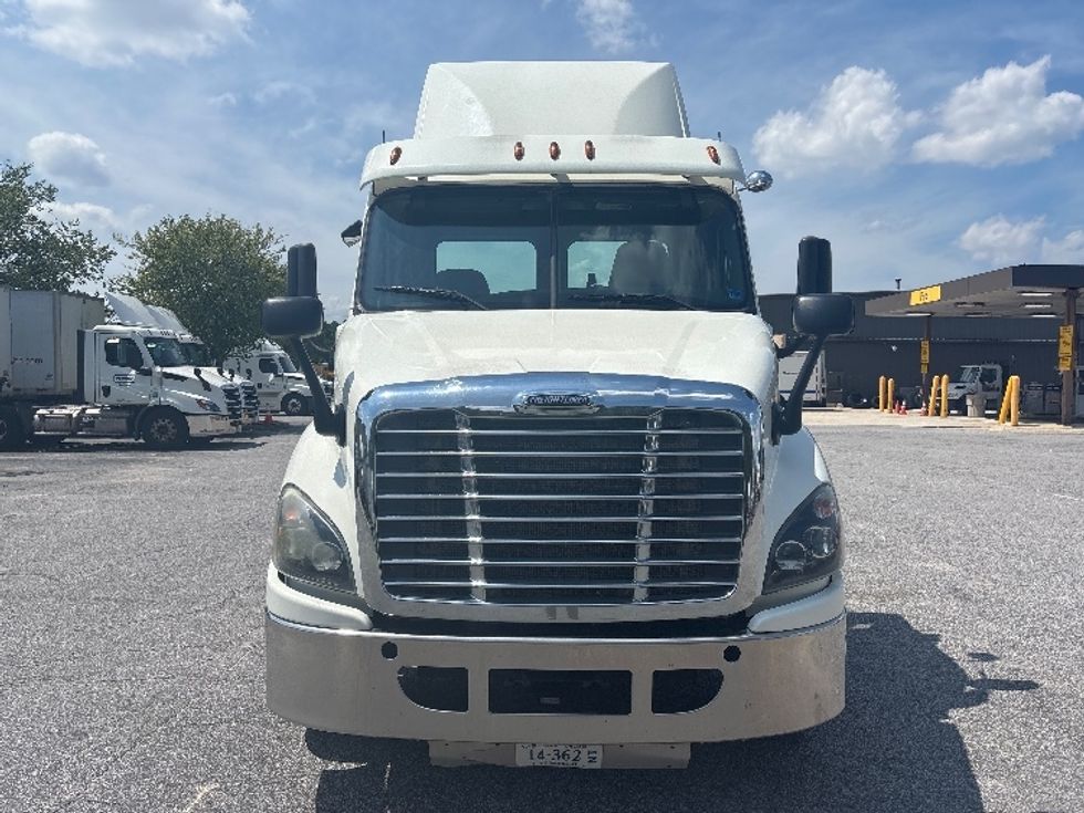 Day Cab Tractor-Heavy Duty Tractors-Freightliner-2017-Cascadia 11342ST-Prince George-VA-582,523\n\t\tmiles-$ 19,250 - Image 2