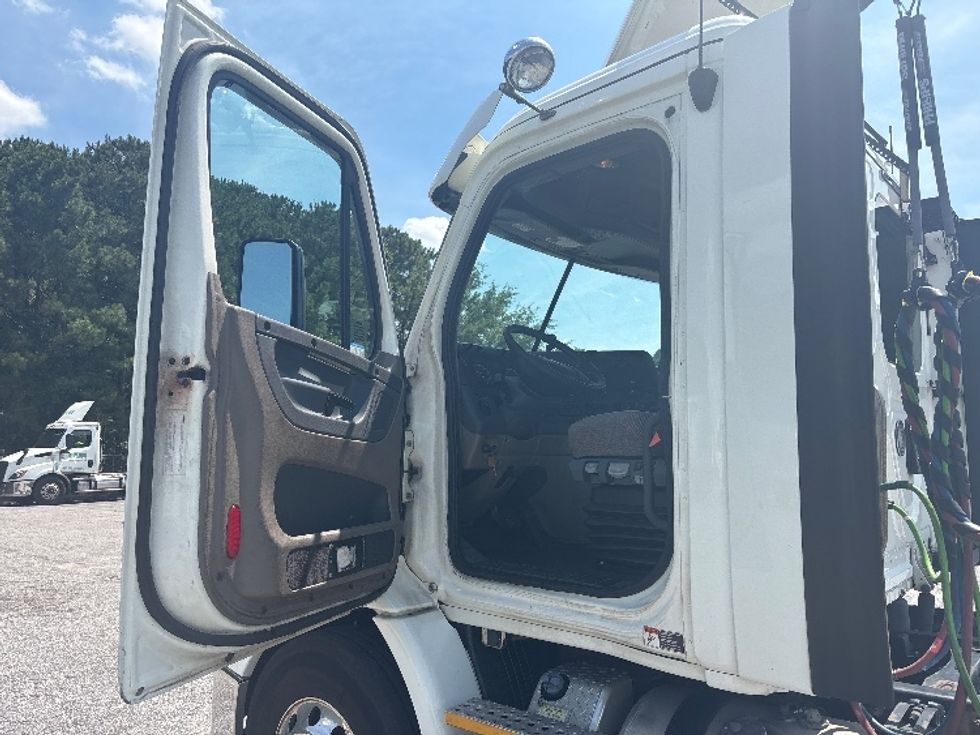 Day Cab Tractor-Heavy Duty Tractors-Freightliner-2017-Cascadia 11342ST-Prince George-VA-582,523\n\t\tmiles-$ 19,250 - Image 9
