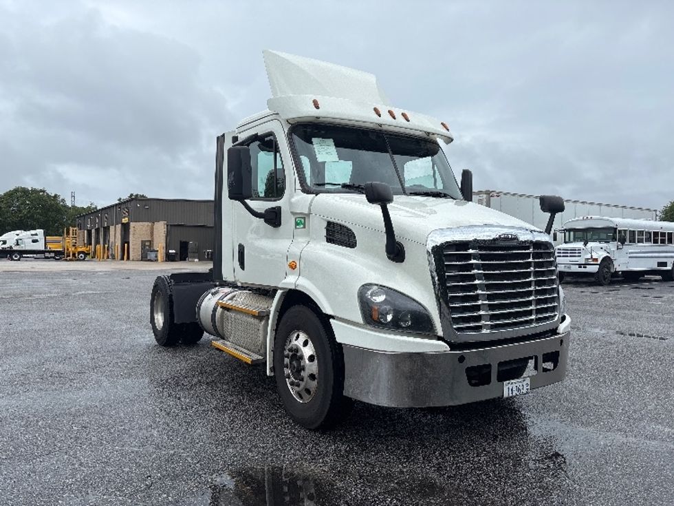 Day Cab Tractor-Heavy Duty Tractors-Freightliner-2017-Cascadia 11342ST-Prince George-VA-639,778\n\t\tmiles-$ 19,500 - Image 1