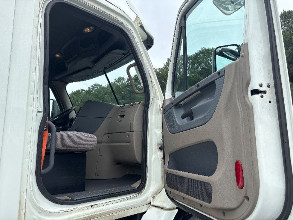 Day Cab Tractor-Heavy Duty Tractors-Freightliner-2017-Cascadia 11342ST-Prince George-VA-639,778\n\t\tmiles-$ 19,500 - Image 12