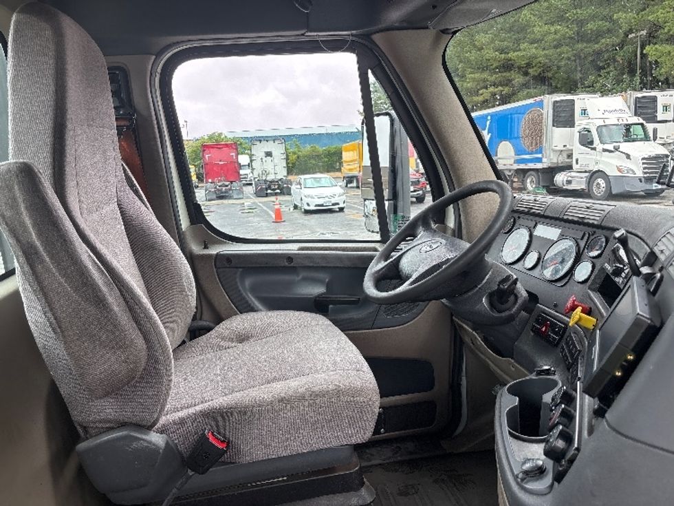 Day Cab Tractor-Heavy Duty Tractors-Freightliner-2017-Cascadia 11342ST-Prince George-VA-639,778\n\t\tmiles-$ 19,500 - Image 14