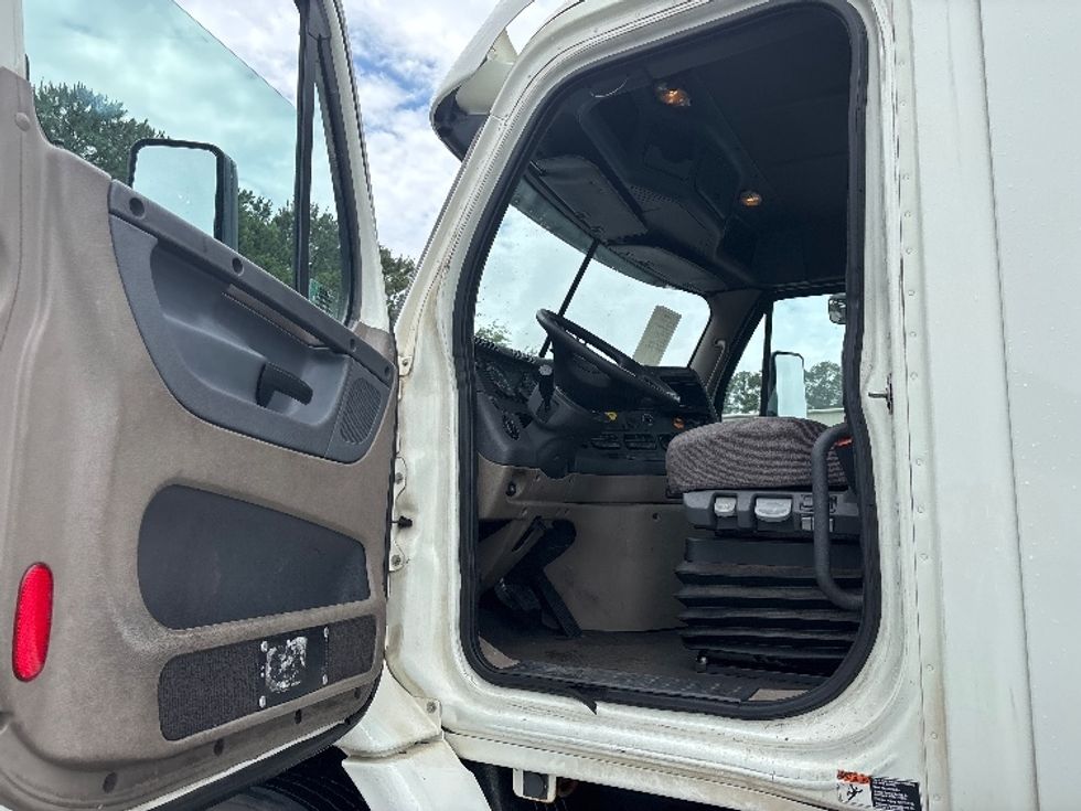 Day Cab Tractor-Heavy Duty Tractors-Freightliner-2017-Cascadia 11342ST-Prince George-VA-639,778\n\t\tmiles-$ 19,500 - Image 9