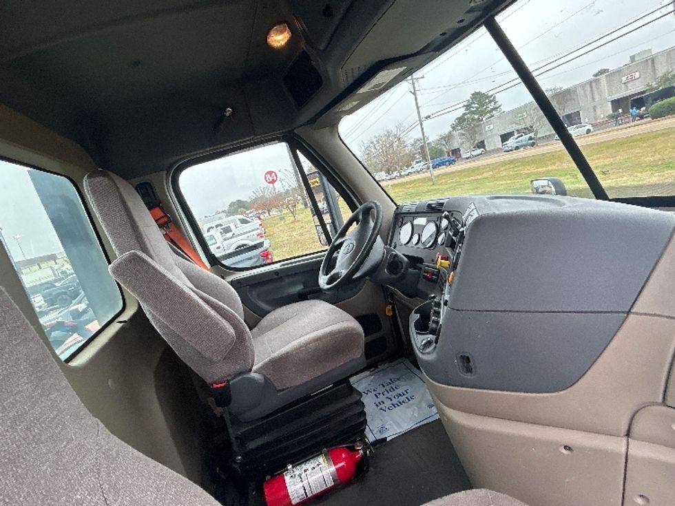 Day Cab Tractor-Heavy Duty Tractors-Freightliner-2017-Cascadia 11342ST-Richland-MS-556,875\n\t\tmiles-$ 21,750 - Image 14