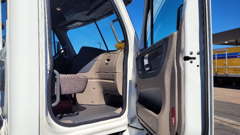 Day Cab Tractor-Heavy Duty Tractors-Freightliner-2017-Cascadia 11342ST-South Plainfield-NJ-386,320\n\t\tmiles-$ 22,250 - Image 11