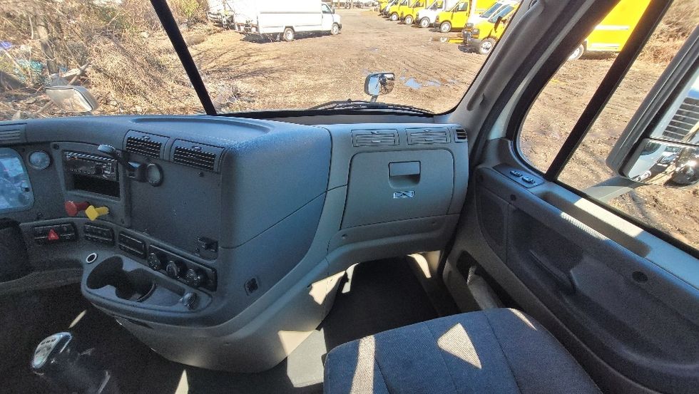 Day Cab Tractor-Heavy Duty Tractors-Freightliner-2017-Cascadia 11342ST-South Plainfield-NJ-386,320\n\t\tmiles-$ 22,250 - Image 12