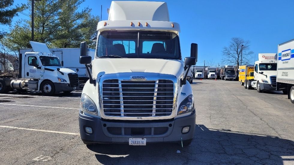 Day Cab Tractor-Heavy Duty Tractors-Freightliner-2017-Cascadia 11342ST-South Plainfield-NJ-386,320\n\t\tmiles-$ 22,250 - Image 2