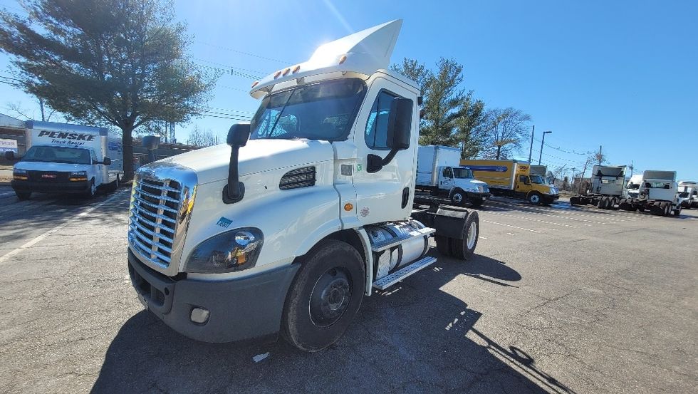 Day Cab Tractor-Heavy Duty Tractors-Freightliner-2017-Cascadia 11342ST-South Plainfield-NJ-386,320\n\t\tmiles-$ 22,250 - Image 3