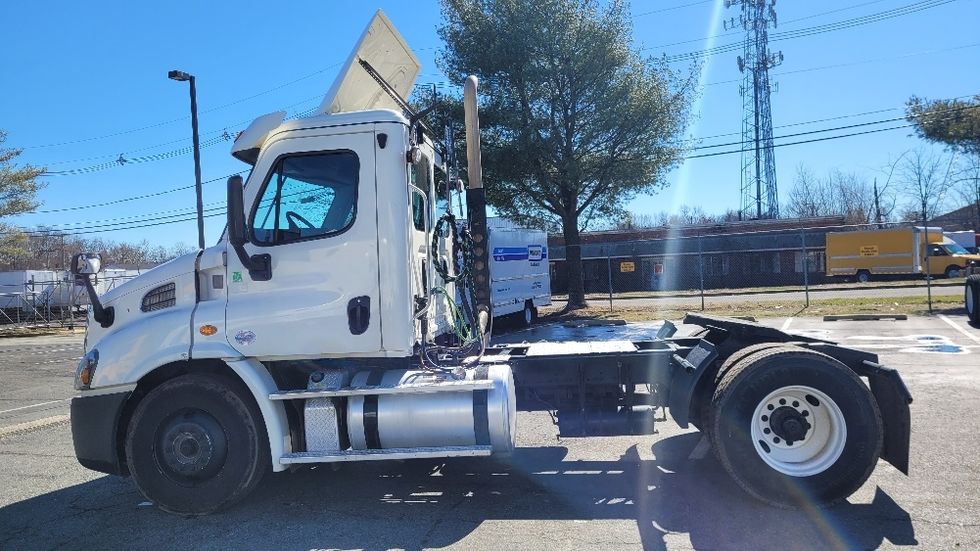 Day Cab Tractor-Heavy Duty Tractors-Freightliner-2017-Cascadia 11342ST-South Plainfield-NJ-386,320\n\t\tmiles-$ 22,250 - Image 4