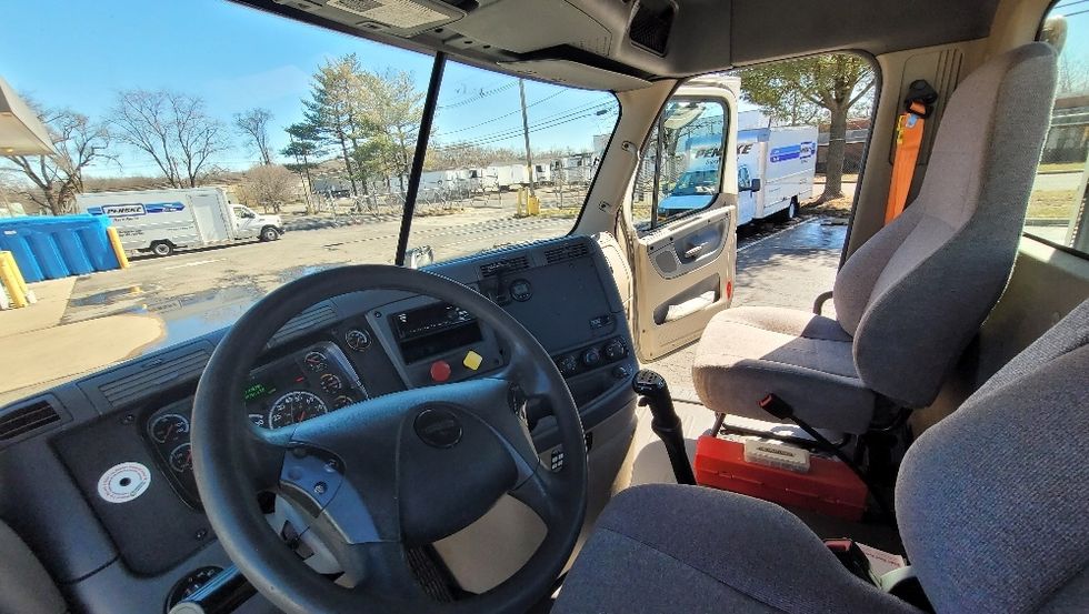 Day Cab Tractor-Heavy Duty Tractors-Freightliner-2017-Cascadia 11342ST-South Plainfield-NJ-386,320\n\t\tmiles-$ 22,250 - Image 9